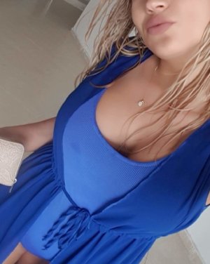 In sexy Dessous besuche ich dich verführerisch und verwöhne dich mit meiner engen Muschi und meine
